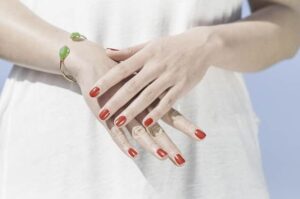 ¿color de uñas para vestido coral?
